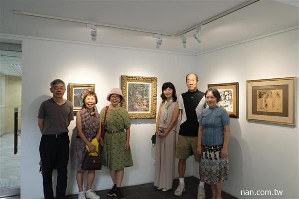 展場，龔玉葉與家屬