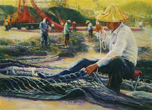 夕陽中修補漁網的漁人